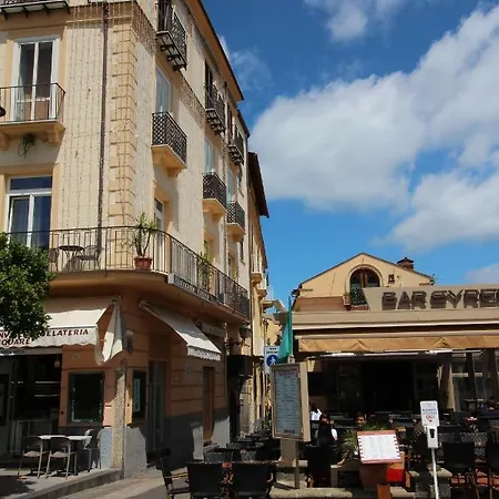 Piazza Tasso Max 1 דירה *