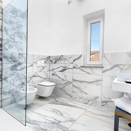 Piazza Tasso Max 1 דירה *